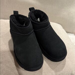 UGG Women's Black Ultra Mini’s. Size 6.